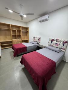 Voodi või voodid majutusasutuse Comfort and style in a central house in Villarrica toas