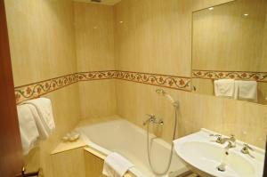 Koupelna v ubytování Grandhotel Garni + 37 fotografií