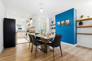 Kuchyň nebo kuchyňský kout v ubytování Spacious 3B Home, ideal for contractors & family!