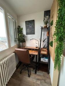 シャルトルにあるStudio le Cosy Jungleの部屋に机と椅子があるオフィス