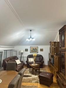 洛兹尼察Apartman Loznica Centar的客厅里有一张沙发和一张桌子。