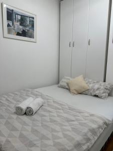 洛兹尼察Apartman Loznica Centar的卧室里有一张大床，床上铺着毛巾。