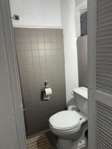 ein Bad mit WC und WC-Papierspender in der Unterkunft Casa Pila Seca in San Miguel de Allende