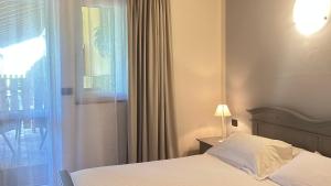 een hotelkamer met een bed en een raam bij Locanda Arizona in Bardolino +35 foto's