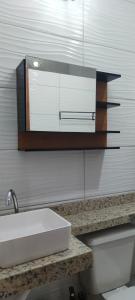 ein Badezimmer mit Waschbecken und Spiegel an der Wand in der Unterkunft Pousada Solar Encanto do Marajó in Soure + 60 Fotos