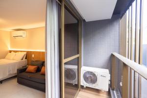 ein kleines Zimmer mit einem Bett und einem Fenster in der Unterkunft Unity #122 - Apartamento por Carpediem in Penha + 48 Fotos