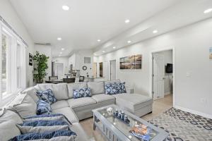 Khu vực ghế ngồi tại New Lakefront Getaway Private Hot Tub Min to DMC