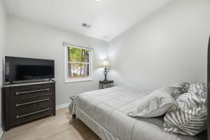 Giường trong phòng chung tại New Lakefront Getaway Private Hot Tub Min to DMC