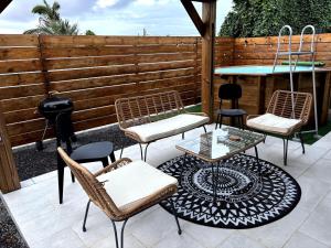 a group of chairs and tables on a patio at Cocoon'île in Sainte-Clotilde