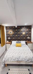 - une chambre avec un lit doté d'un oreiller jaune dans l'établissement Studio Lindois, à Lalinde