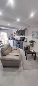 un salon avec un canapé et une table dans l'établissement Studio Lindois, à Lalinde