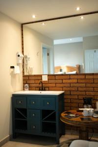 ein Badezimmer mit einer blauen Kommode und einem Spiegel in der Unterkunft Suites Lassa in Ensenada + 48 Fotos