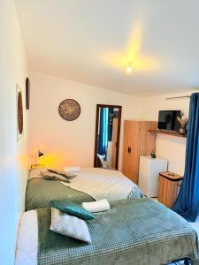 zwei nebeneinander stehende Betten in einem Schlafzimmer in der Unterkunft Maison Bon Séjour in Livry-Gargan