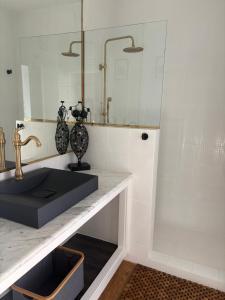 Casa Entremuseos في سمورة: حمام مزود بحوض ومِرآة +22 صورة