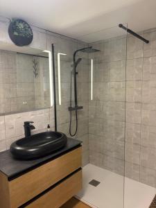 Casa Entremuseos في سمورة: حمام مع حوض غسيل أسود ودش