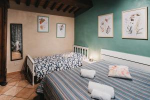 una camera da letto con due letti singoli e due asciugamani di La casa del Pucci a Lucca