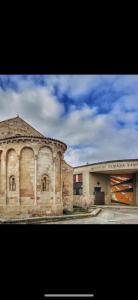 Casa Entremuseos في سمورة: مبنى من الطوب القديم به