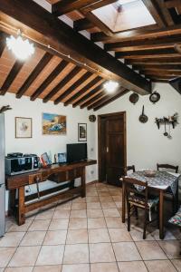 un soggiorno con scrivania e tavolo di La casa del Pucci a Lucca