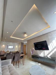 Televiisor ja/või meelelahutuskeskus majutusasutuses Pearl Rabat Garden Stay +34 fotot