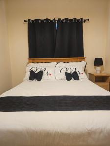 Ένα ή περισσότερα κρεβάτια σε δωμάτιο στο Listowel Town +1 φωτογραφίες