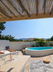 Bazén v ubytování Le Cèdre Bleu nebo v jeho okolí