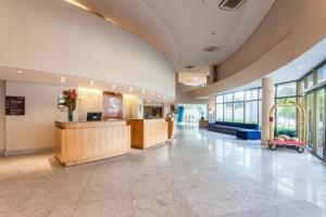 a lobby with a reception desk in a hospital at Excelente Flat Boa Viagem Andar Alto in Recife +33 photos