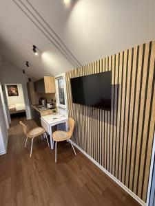 TV a/nebo společenská místnost v ubytování Tiny House im Schwarzwald-Natur, Ruhe & Erholung