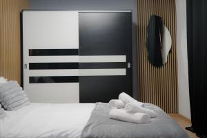 Ένα ή περισσότερα κρεβάτια σε δωμάτιο στο T&T Apartment Sibiu Center