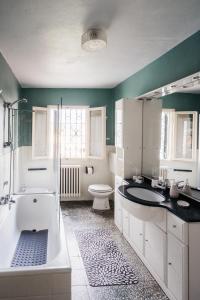 un bagno con lavandino, WC e doccia di La casa del Pucci a Lucca