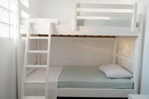 Ένα ή περισσότερα κρεβάτια σε δωμάτιο στο Agapi