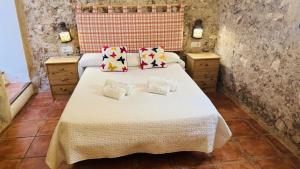 ein Schlafzimmer mit einem Bett mit zwei Kissen darauf in der Unterkunft Holiday Home Finca Binimazoch in Port d'Addaia + 82 Fotos