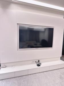 a large flat screen tv on a white wall at 莉莉安の家 6-13人包棟 in Wujie