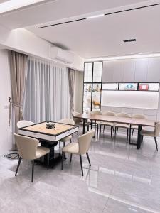 a dining room with tables and chairs in it at 莉莉安の家 6-13人包棟 in Wujie