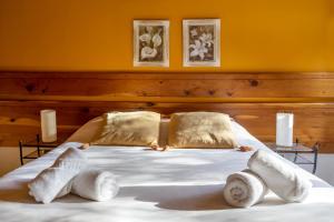 un lit avec trois paires de chaussettes dans l'établissement BOG Altos de Antilhue - Apart con vista al bosque, à Villa La Angostura