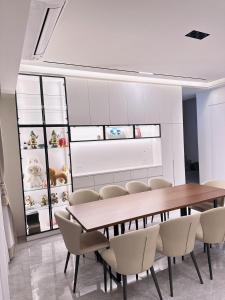 a dining room with a table and chairs at 莉莉安の家 6-13人包棟 in Wujie