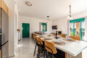 Μια τηλεόραση ή/και κέντρο ψυχαγωγίας στο Villa Sandi with Private Pool