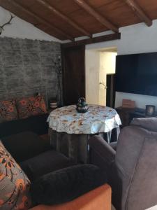 ein Wohnzimmer mit Tisch und Couch in der Unterkunft Casa el Castaño in Aracena
