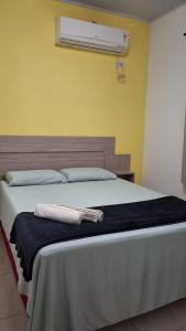 a bed with two towels sitting on top of it at Casa Lari milagres in São Miguel dos Milagres