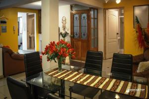 un tavolo con sedie e un vaso di fiori sopra di Best Value Spacious 3BR Apartment Near Top Landmarks a Cuzco