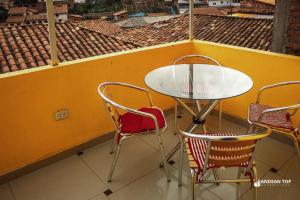 un tavolo e sedie su un balcone con parete gialla di Best Value Spacious 3BR Apartment Near Top Landmarks a Cuzco