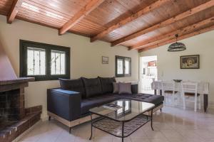 un salon avec un canapé et une table dans l'établissement Lithies Organic Farm, à Vasilikos