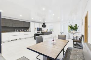 Η κουζίνα ή μικρή κουζίνα στο Attraktive Neubau Bei Zwei Buchen