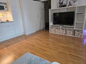 Μια τηλεόραση ή/και κέντρο ψυχαγωγίας στο Ett mysigt appartement