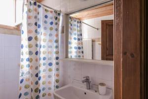 une salle de bain avec un lavabo et un rideau de douche dans l'établissement Lithies Organic Farm, à Vasilikos