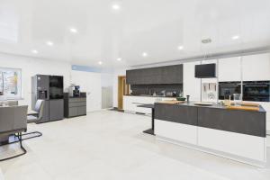 Η κουζίνα ή μικρή κουζίνα στο Attraktive Neubau Bei Zwei Buchen