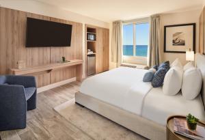 ein Schlafzimmer mit einem großen Bett und einem Fernseher in der Unterkunft Hillsboro Beach Resort by Kasa in Deerfield Beach + 27 Fotos