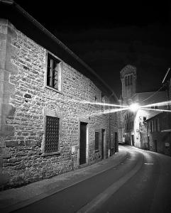 eine Straße in der Nacht mit einem Gebäude und einer Straßenbeleuchtung in der Unterkunft BullyCosy in Bully