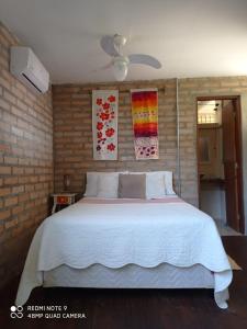 Voodi või voodid majutusasutuse Suíte no Jardim, varanda com hidro, praia do Engenho d água Ilhabela toas