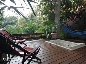 Aed väljaspool majutusasutust Suíte no Jardim, varanda com hidro, praia do Engenho d água Ilhabela