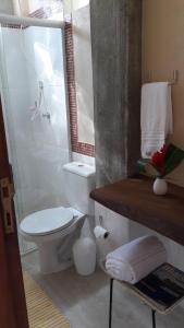 Vannituba majutusasutuses Suíte no Jardim, varanda com hidro, praia do Engenho d água Ilhabela